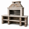 Barbecue da giardino in pietra beige, marrone e grigia con griglia in acciaio, piano di lavoro e comignolo, 220 × 70 × 210 cm